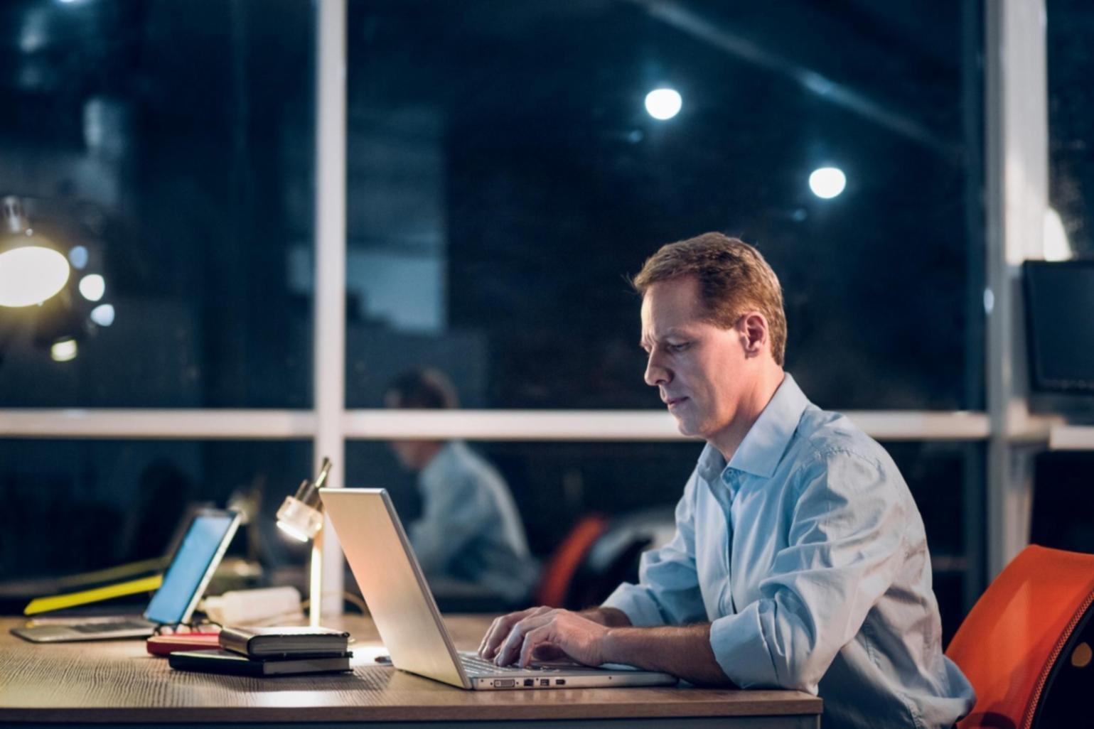 Technologie Zusammenarbeit IoT und KI