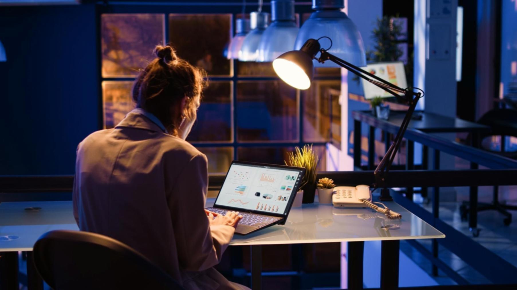 Moderne Technologie-Workspace mit IoT-Geräten und Entwicklungstools